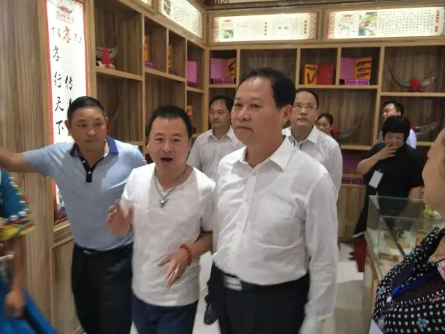 鉆牛角尖工藝品發(fā)展有限公司,張家界牛角梳,鉆牛角尖,張家界牛角制品,翠翠閣