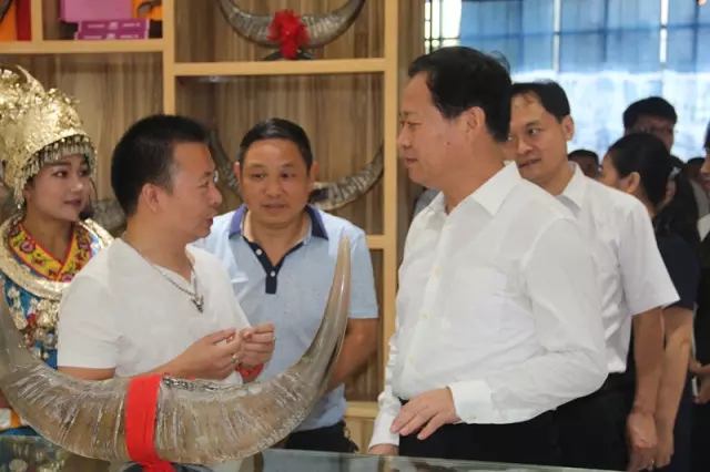 鉆牛角尖工藝品發(fā)展有限公司,張家界牛角梳,鉆牛角尖,張家界牛角制品,翠翠閣